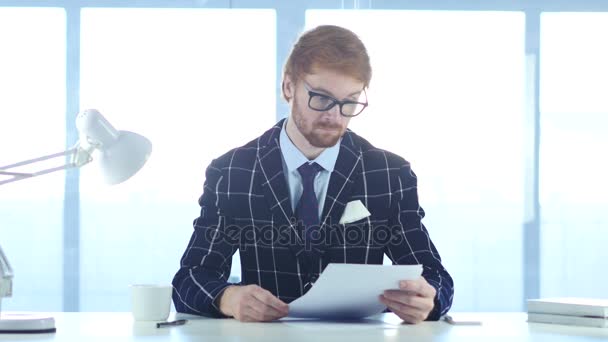 Glücklicher Mann, der bei der Arbeit gut gelaunt Zeitung liest, positiv — Stockvideo