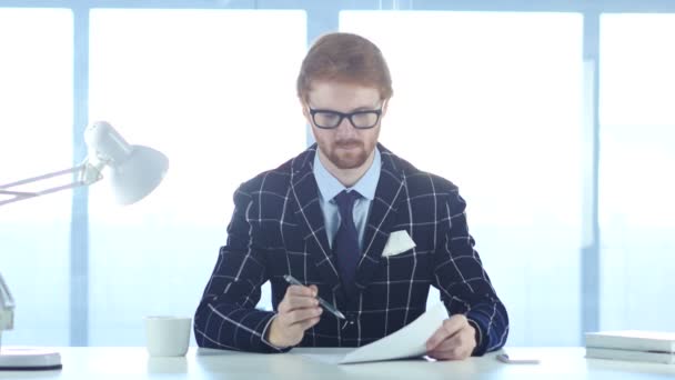 Redhead Pensive Man perdido em seus pensamentos criativos, Brainstorming — Vídeo de Stock