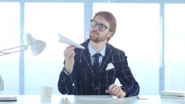 Yeni fikirler, Holding Kağıt Uçak elinde hayal yaratıcı adam