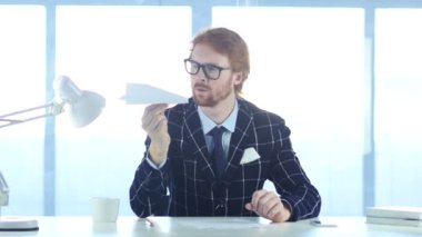 Kağıt, başarılı yaratıcı fikir uçağı görünen yaratıcı adam