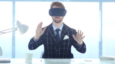 Sanal gerçeklik ofiste gözlüklü adam. Smartphone Vr goggl ile kullanma