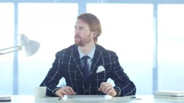 İş, izlerken zamanında smartwatch bekleyen adam