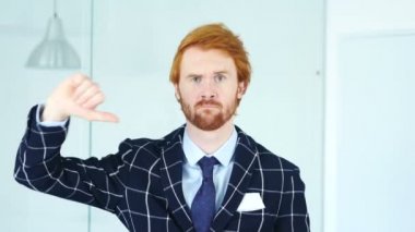 Başparmak aşağı kırmızı tüyler olan adam tarafından