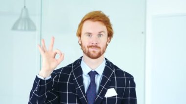 Sakalı Kızıl saçlı işadamı Office Tamam işareti