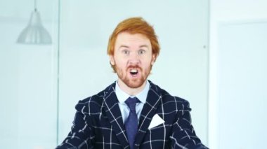 Heyecanlı sakallı adam başarı ofisinde kutluyor