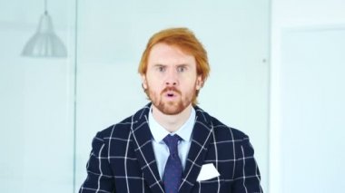 Kamera doğru bağıran kızgın adam portresi