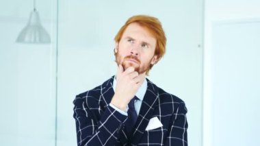 Düşünme dalgın genç Redhead işadamı portresi
