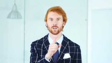 Genç adam, dudaklarında parmak sessizliktir jesti