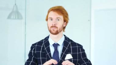 Aşk kırmızı tüyler olan adam tarafından kalp işareti