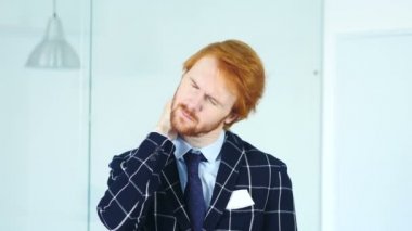 Boyun ağrısı, iş yükü ile iş yerinde yorgun adam