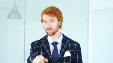 Kırmızı saç kamera doğru işaret eden adamla