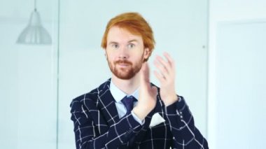 Adam kırmızı saçlar, takım için alkış ile alkışlar