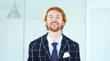 Kamerada merakla bakan sakallı adam portresi