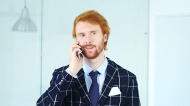 Ofiste oturan smartphone, konuşan adam