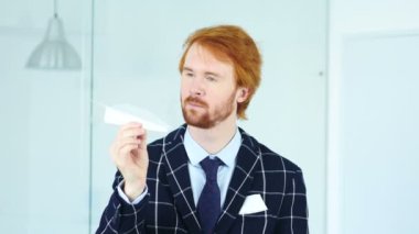 Kağıt Uçak elinde tutan yaratıcı iş adamı sinek zaman