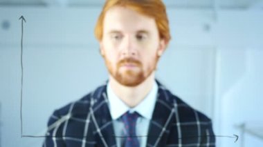 Şeffaf cam ofis, kırmızı saç büyüme grafik çizim