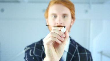 Şeffaf cam ofis, kırmızı saçlar Bu kavram yaratıcı bulut