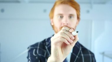 Mühendisi çizim araba konsepti üzerine saydam cam ofis, kırmızı saçlar