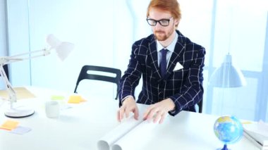 Blueprint ofisinde çalışan Kızıl saçlı mimari mühendis