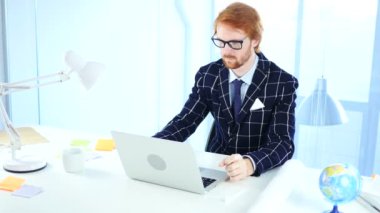 Baş ağrısı, hayal kırıklığı ile iş yerinde gergin adam