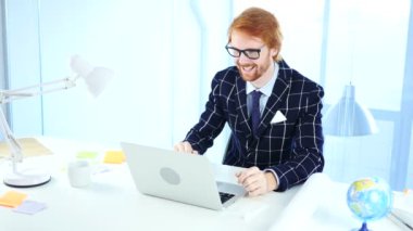 Müşteri, tartışma, müzakere ile konuşan online Webcam Video sohbet adam