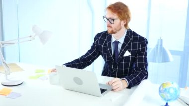 Kızıl saçlı işadamı Freelancer tasarımcı rahatlatıcı iş yerinde kahve içme