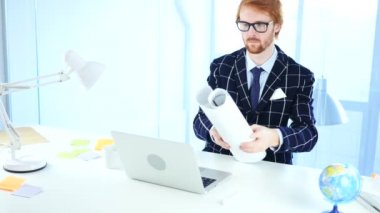 Blueprint, Freelancer tasarımcısına çalışan Kızıl saçlı mimari mühendis