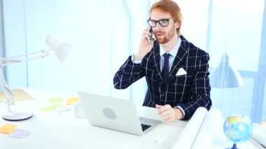 İş yerinde, Freelancer tasarımcısına Evet Kızıl saçlı adam