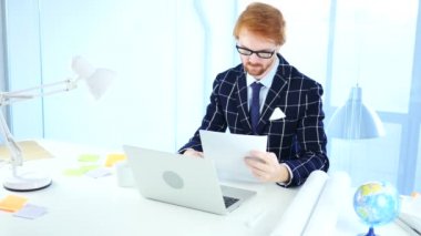 Evrak adam okuma Office Douments iş, kırmızı tüyler tarafından