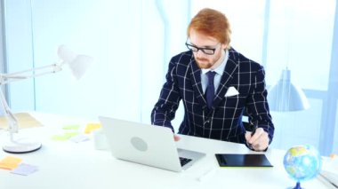 Bir bilgisayar için çizim tabletiyle çalışan Kızıl saçlı tasarımcı