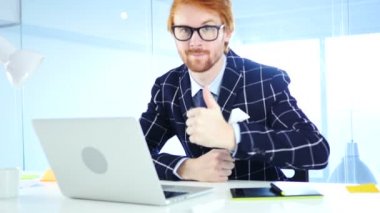 Başparmak yukarıya üstünde Laptop yaratıcı tasarımcı çalışarak