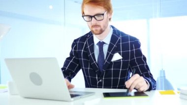 Yaratıcı Tasarımcısı çalışma ile grafik tablet üstünde Laptop