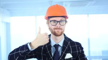 Başparmak yukarıya kırmızı tüyler ile mimari mühendis tarafından