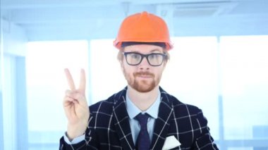 Sakalı Kızıl saçlı mimari mühendis zafer işareti