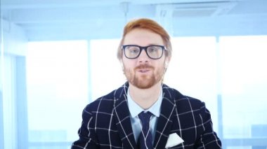 Genç mühendis kameraya, Online görüntülü sohbet söz