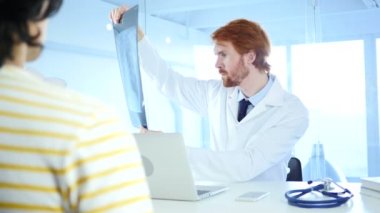Doktor Röntgen tanı için önde oturan hasta kontrol