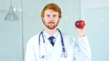 Sağlıklı yaşam tarzı ifade etmek için doktor Holding Kırmızı elma