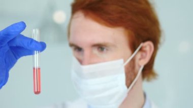 Yakın kadar olan bilim adamı eğitim kırmızı çözümde tüp