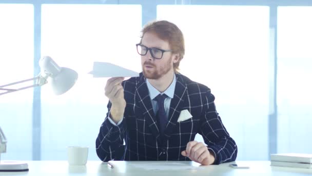 Creative Man Looking at Flying Paper Plane, Успешная творческая идея — стоковое видео