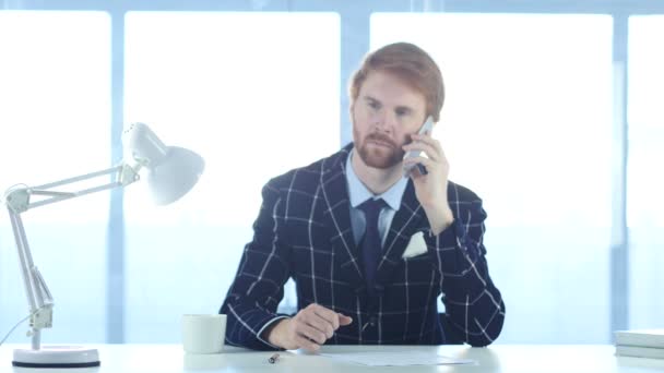 Hombre hablando con la cámara, Video Chat en línea — Vídeo de stock