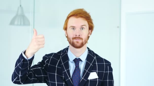 Pouce en l'air par Redhead Homme d'affaires aux cheveux rouges — Video