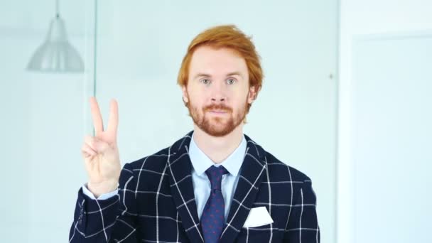 Σήμα της νίκης με μούσι Redhead επιχειρηματίας στο γραφείο — Αρχείο Βίντεο