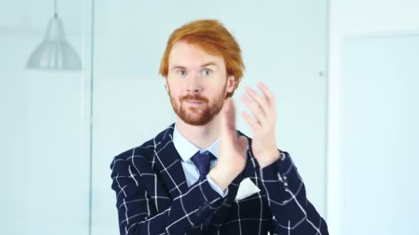 Хлопающий человек с рыжими волосами, аплодирующие команде — стоковое видео