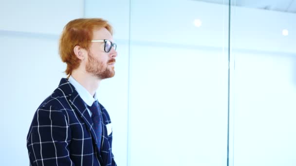 Side View of Redhead Businessman Looking through Office, Hands on Office Glas — Stock Video
