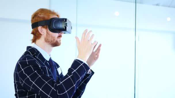 Hombre con gafas de realidad virtual para Creative Work, gafas VR .? — Vídeo de stock