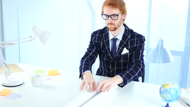 Redhead Ingeniero Arquitectónico Apertura de planos en el escritorio en la oficina — Vídeo de stock