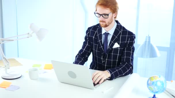 Redhead Empresario Trabajando en el ordenador portátil en la oficina, Diseñador freelancer creativo — Vídeo de stock