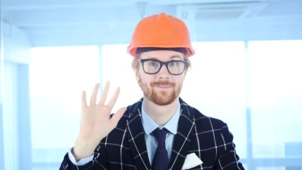 Hello integetett kézzel, piros hajat építészeti mérnök — Stock videók