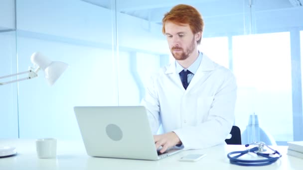Hastanede, dizüstü bilgisayarda yazarak doktor Redhead — Stok video