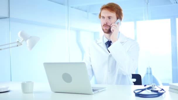 Lékaři mluví o telefonu v nemocnici, Zrzky — Stock video